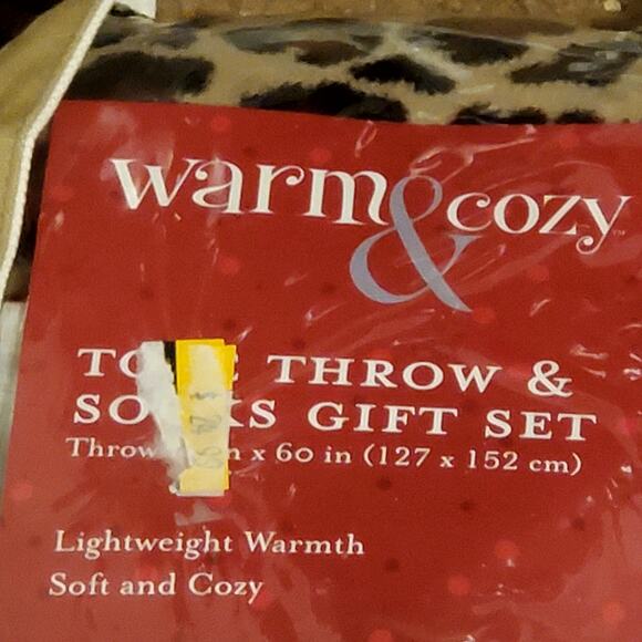 Kmart Warm and Cozy Tote Throw and Socks Gift Set Leopard Print Soft 50" x 60" - Picture 2 of 6